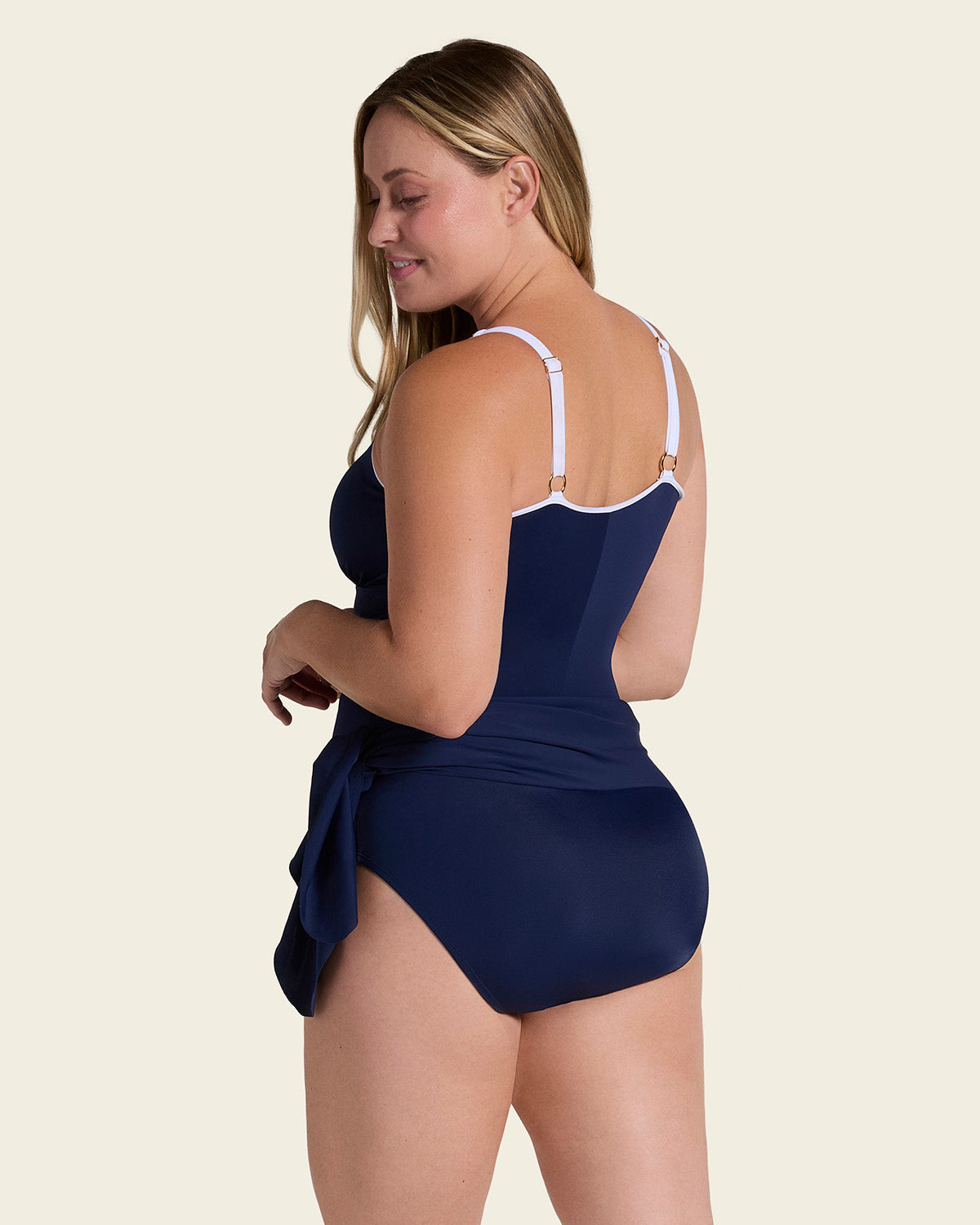 Bañador con falda multiusos y control suave en abdomen