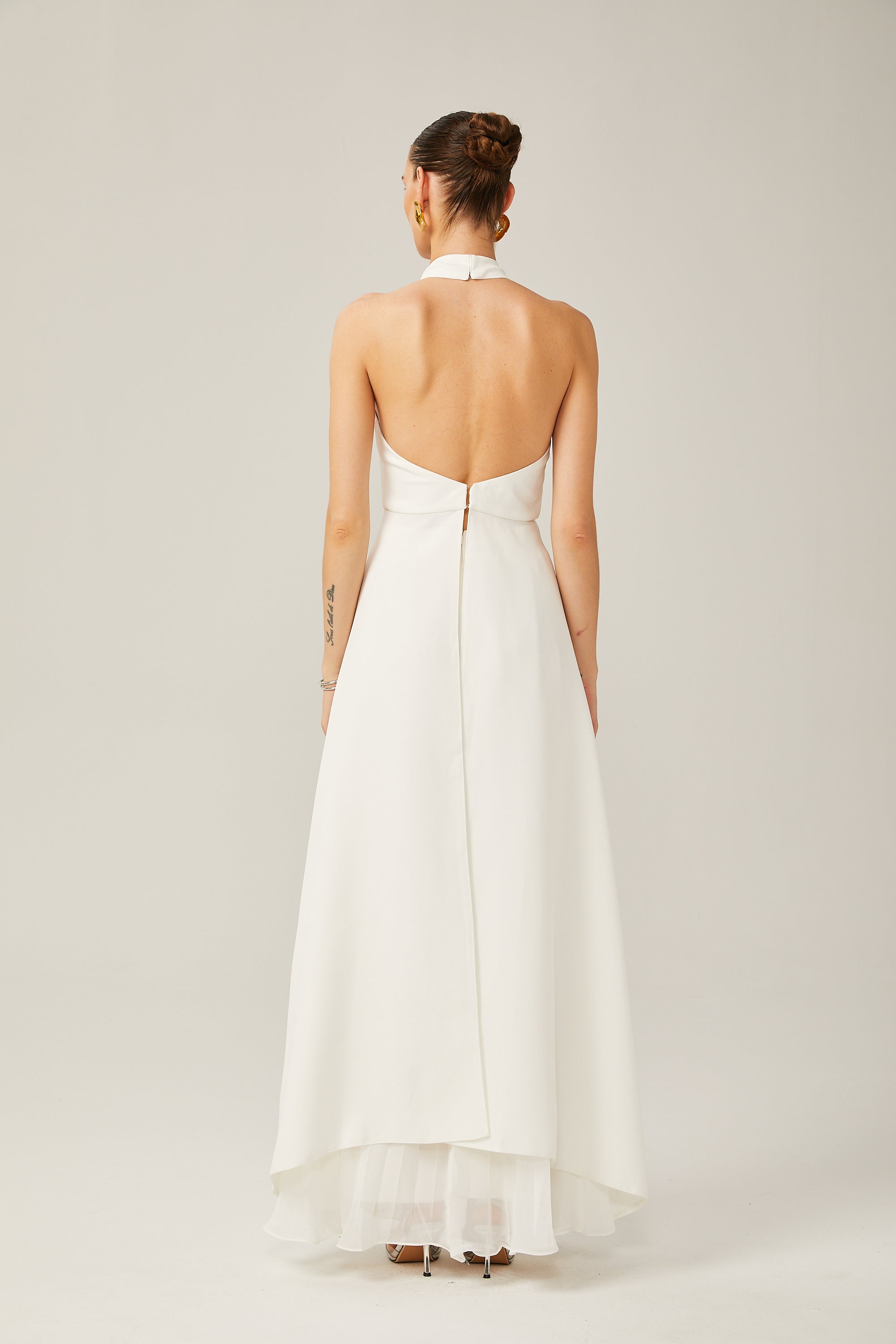 Vestido largo con capas y cuello halter de Inés