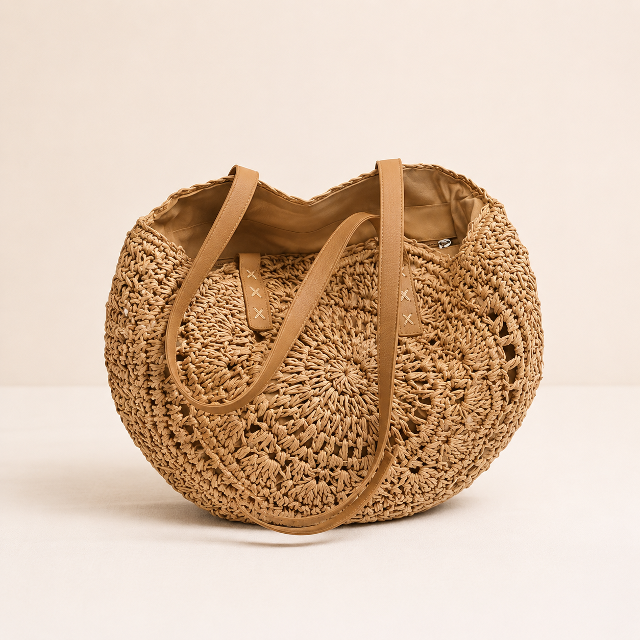 Lola | Bolso Redondo de Paja Trenzada con Motivo — Coñac