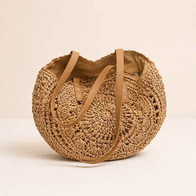 Lola | Bolso Redondo de Paja Trenzada con Motivo — Coñac